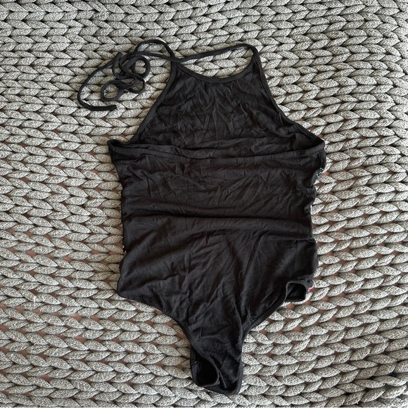 PRETTY LITTLE THING High Neck Embroidered Body Suit - Size 4 - EUC - Picture 5 of 5